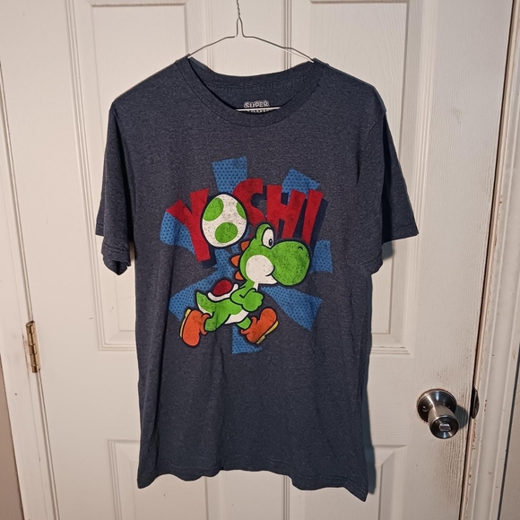 Super Mario Yoshi Running T-shirt - Picture 1 of 6